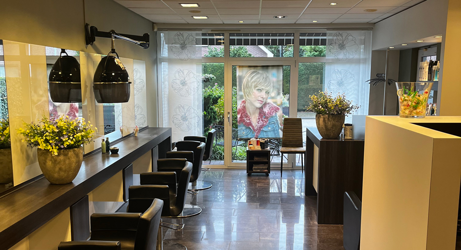 interieur kapsalon richting buiten